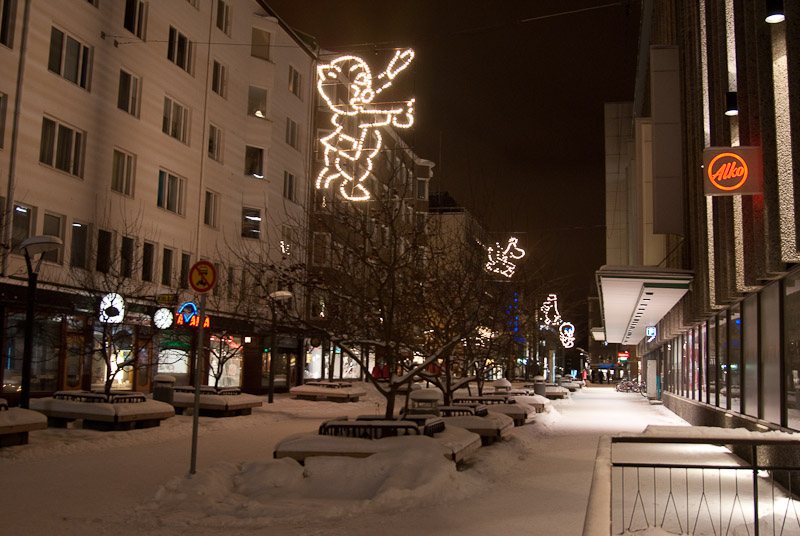 Verschneite Einkaufsstraße mit Geschäften in Tampere